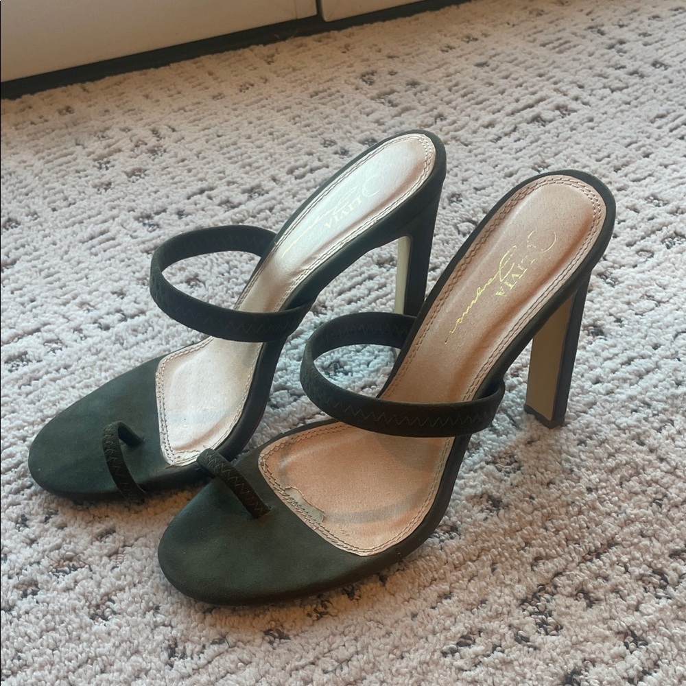 Chic Black Strappy Heels